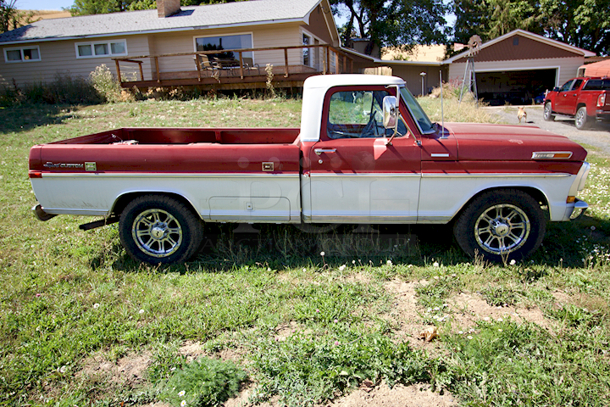 AMERICAN CLASSIC! 1970 Ford F250 Sport Classic Camper Deluxe - ONLY 95674 Original Miles and Two Owners -  390 Engine - NEW Carburetor - FULLY REBUILT TOP END - NO Rust. - New Tires With Less Than 300 Miles - 1970 1st Year Disc Breaks Were Used   - Image 4 of 12