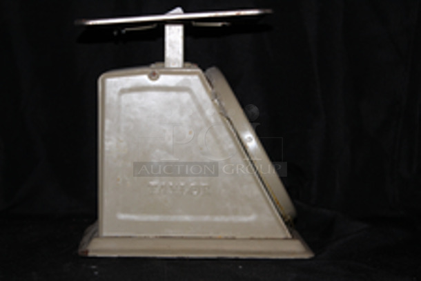 Taylor THD50 50 lb Portion Control Scale w/ 9" x 9" Platform. Mechanical Scale, analog, dial type, 50 lb. x 2 oz/22 kg x 100 g capacity, heavy duty, top loading counter model, fixed dial, sloped face, 9" x 9" stainless steel platform, internal stop mechanism, stainless steel construction, NSF Missing Lens. 
7x10-1/2x10-3/4
In Proper Working Order
*Damage to the face. 
 - Image 5 of 8