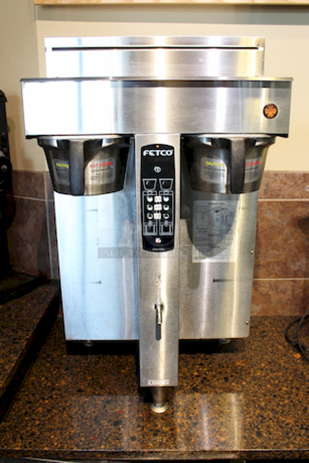 Fetco Extractor Series Twin Coffee Brewer CBS-2052e E52016.
120/208-240 Volts 7.7 Kilowatts 20.6 Amps:
21-7/8W x 19-1/8D x 39-3/8H, 95lbs