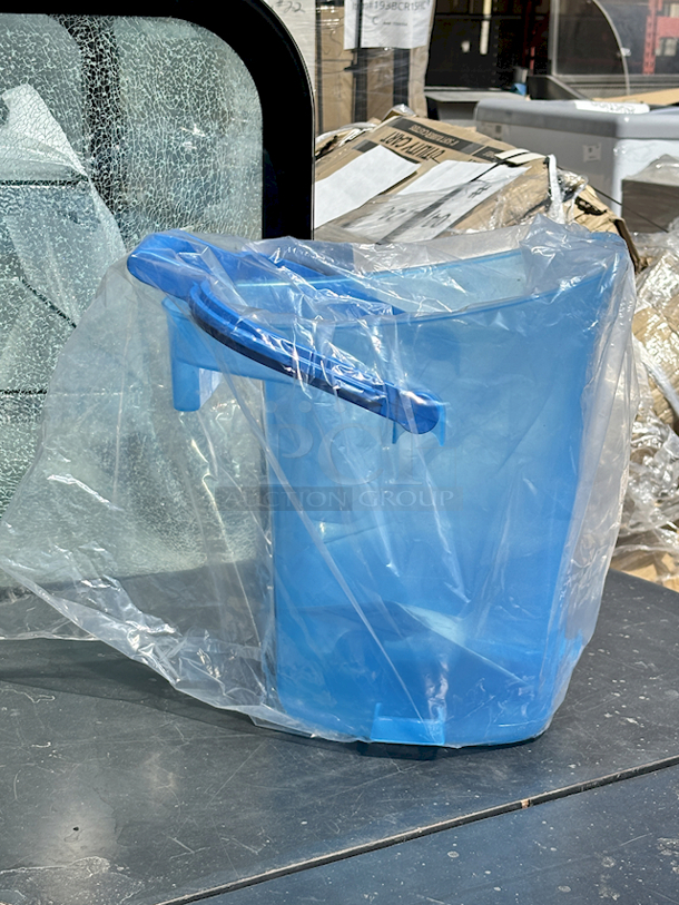 BRAND NEW! San Jamar SILD6000 6 Gallon Polypropylene Square Ice Tote - Image 5 of 5