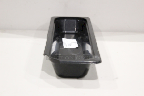 Cambro 22LPCW-110 Black, Polycarbonate Long 1/2 Pan, 2-1/2" Deep
6-3/8" x 20-7/8" x 2-1/2"
 - Image 2 of 4