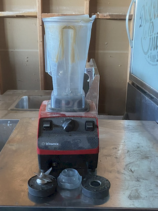 AWESOME! Vitamix 62825 Drink Machine Advance 2.3 hp Red Blender with 48 oz. Container, Plus Extra Pieces. 