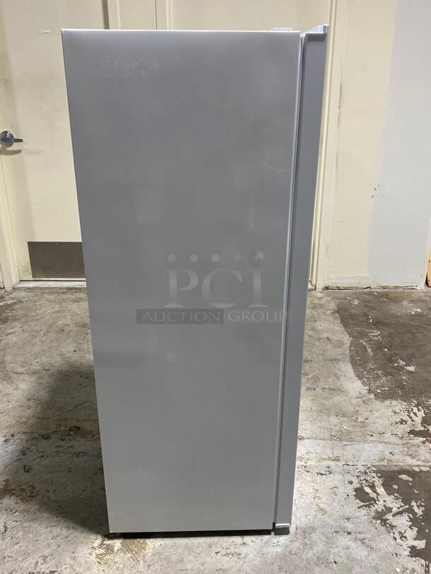 Insignia™ refrigerator with top Freezer - White
 - Image 4 of 5