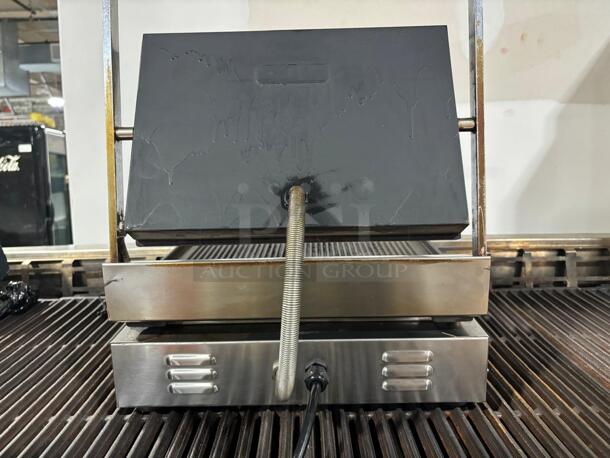 Cecilware TSG-1G Single Panini Sandwich Grill with Grooved Surfaces - 14 1/2" x 10" Cooking Surface - 120V, 1700W
 - Image 5 of 6