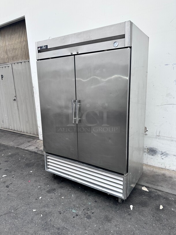 Certified Working True T-49-HC 54 inch Solid Door Reach-In Commercial Refrigerator 115 Volt - Image 2 of 6