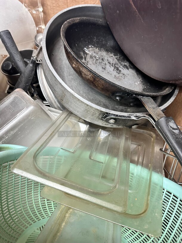 One Lot of Kitchen Items Pot Covers Serving Trays Strainer Frying Pans Spoons - Image 6 of 9