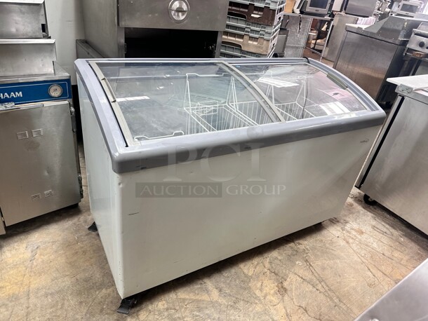 Excellent Condition LEVELLA
PFR1090G Commercial Curved Glass Top Chest Freezer 115 Volt Tested and Working - Image 1 of 10