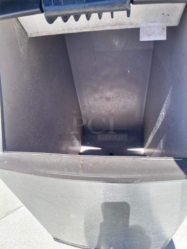 Manitowoc QY0374A 400 lb  Half Cube Ice Machine w/ Bin - 264 lb Storage, Air Cooled 115 Volt Working - Image 6 of 8