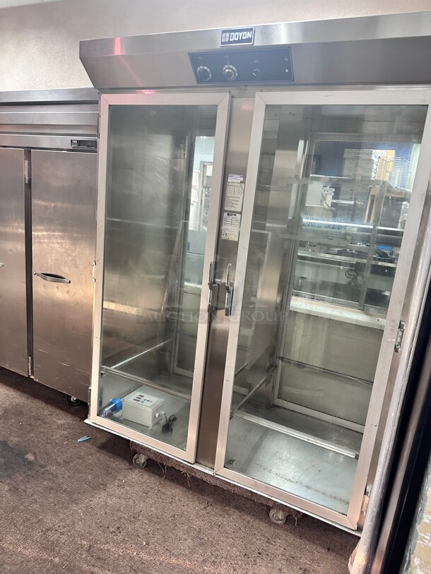 New Scratch and Dent Doyon E236R Roll-In Glass Door Proofer For 2 Single Racks, 2 Sections, 120 208ph/1ph Working - Image 1 of 9