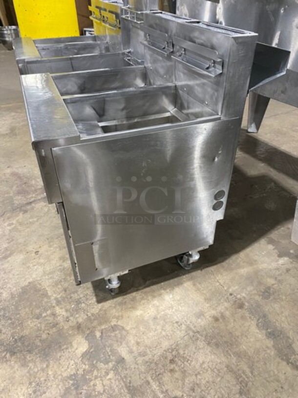 FAB! Pitco Frialator Commercial Natural Gas Powered 4 Bay Deep Fat Fryer! With Middle Fryer Basket Rack! With Oil Filter System! All Stainless Steel! On Casters! Model: SGH50 SN: G10HC034159! Working When Removed! - Image 3 of 10