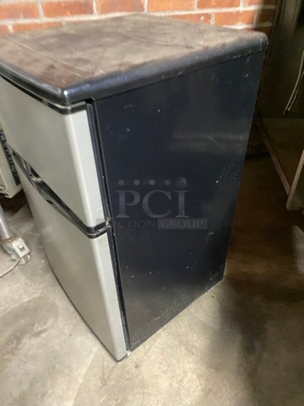 Frigidaire Mini Fridge! With Clear Poly Shelves! Model: BFPH31M6LM SN: KA01061133 115V - Image 2 of 7