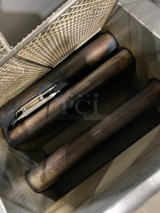 Pitco Frialator Commercial Natural Gas Powered Deep Fat Fryer! With Single Frying Basket! All Stainless Steel! On Legs! Model: 40CSS SN: G05AB050486 - Image 6 of 10