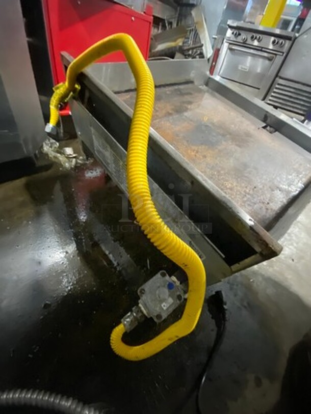 LATE MODEL! 2021Avantco Commercial Countertop Natural Gas Powered Flat Top Griddle! With Back And Side Splashes! All Stainless Steel! On Legs! Model: 177CAG24MG SN: 2458712110210282 - Image 4 of 8