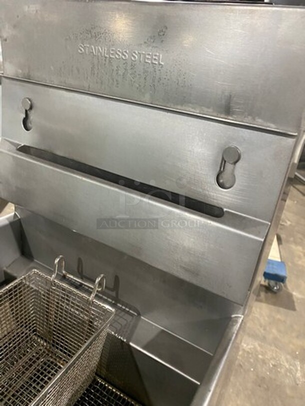 Pitco Frialator Commercial Natural Gas Powered Deep Fat Fryer! With Single Frying Basket! All Stainless Steel! On Legs! Model: 40CSS SN: G05AB050486 - Image 7 of 10