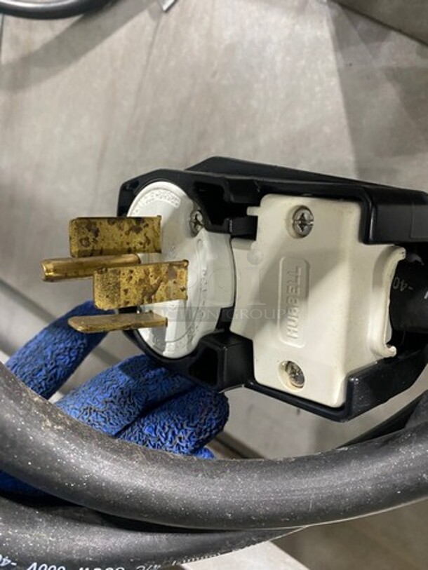 NICE! Blodgett Commercial Electric Powered Double Deck Convection Oven! With View Through And Solid Doors! Metal Oven Racks! All Stainless Steel! On Legs! 2x Your Bid Makes One Unit! SN: 121813XF081T - Image 11 of 11