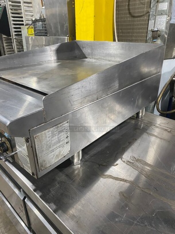 Vulcan Commercial Countertop Natural Gas Powered Flat Top Griddle! With Thermostat Controls! With Back And Side Splashes! All Stainless Steel! On Legs! Model: 24RFG SN: 650124046 - Image 3 of 11