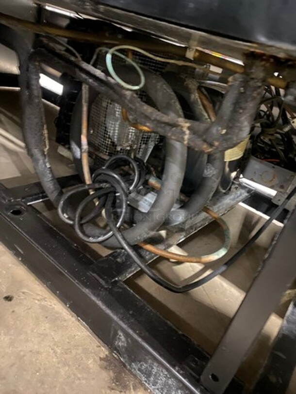 True Commercial 3 Door Reach In Cooler Merchandiser! With View Through Doors! Poly Coated Racks! Model: GDM69 SN: 4009937 115V 60HZ 1 Phase - Image 9 of 9