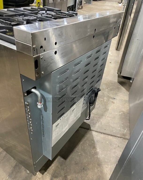 Zline Commercial Gas Powered 4 Burner Stove! With Oven Underneath! Stainless Steel! On Legs! MODEL RG30 SN:20062976049 120V - Image 4 of 10