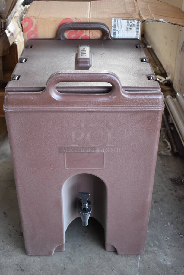 BRAND NEW IN BOX! Cambro 1000LCD Brown Poly Insulated Drink Holder Dispenser. 26x26x24 - Image 1 of 10