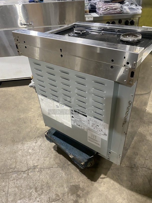 ZLINE Gas Powered 4 Burner Stove! With Oven Underneath! Stainless Steel! On Legs! MODEL: RG30 SN:20082976013! - Image 3 of 10