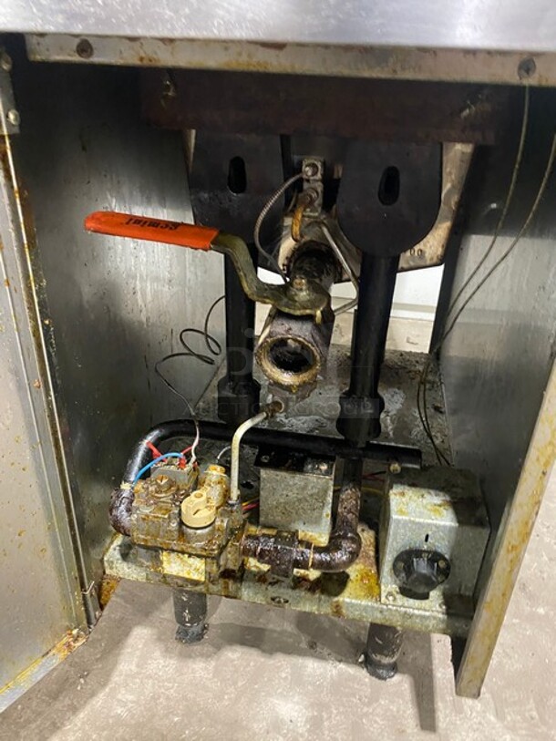 SUPER! Anets Commercial Natural Gas Powered Deep Fat Fryer! With Backsplash! With 2 Frying Baskets! All Stainless Steel! Model 14VFS Serial 40751! On Legs! WORKING WHEN REMOVED! - Image 6 of 8