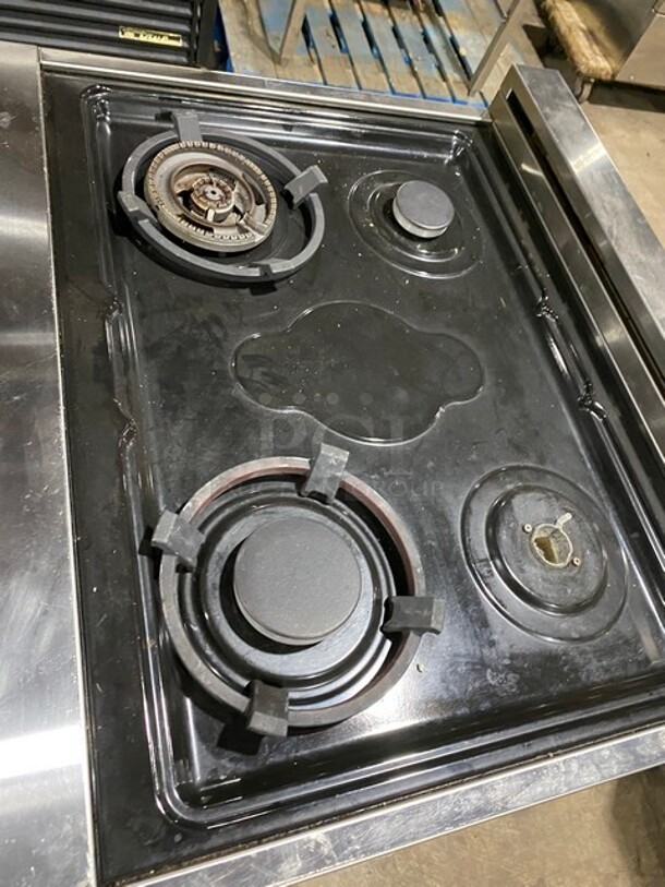 Nice! ZLINE Gas Powered 4 Burner Stove! With Oven Underneath! Stainless Steel! On Legs! MODEL: RG30 SN:20082976013!
 - Image 5 of 9