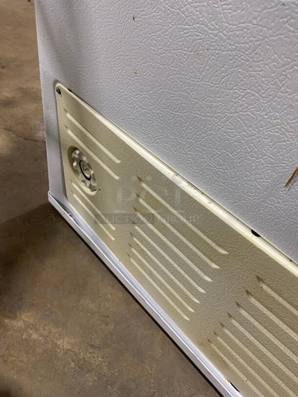 Kenmore Chest Freezer! MODEL 25314502102 SN: WB52916577 115 Volts! - Image 7 of 8