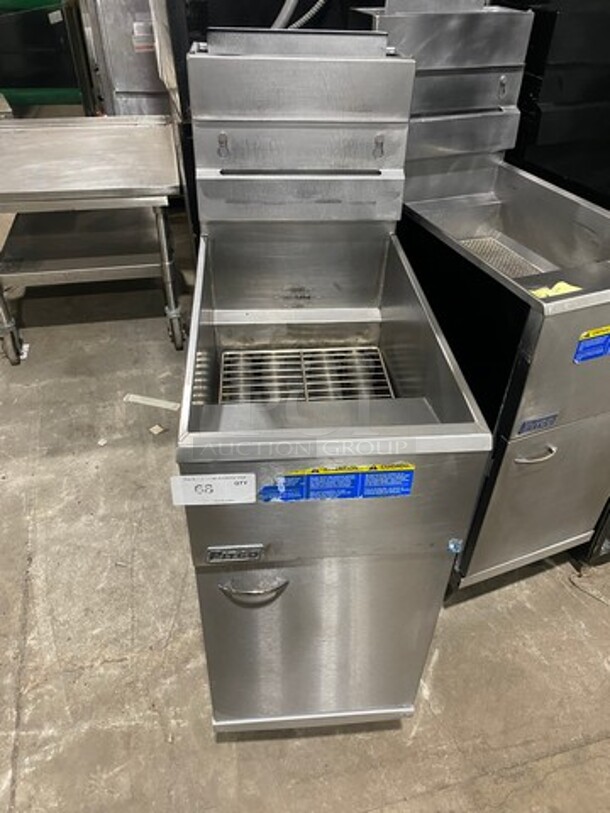 NICE! Pitco Commercial Natural Gas Powered Deep Fat Fryer! With Backsplash! All Stainless Steel! On Legs! Model: 40D SN: G17MC084200