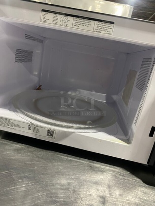 LATE MODEL! 2022 Black & Decker Countertop Microwave Oven! Model: EM031M2SD 120V 60HZ 1 Phase - Image 5 of 8