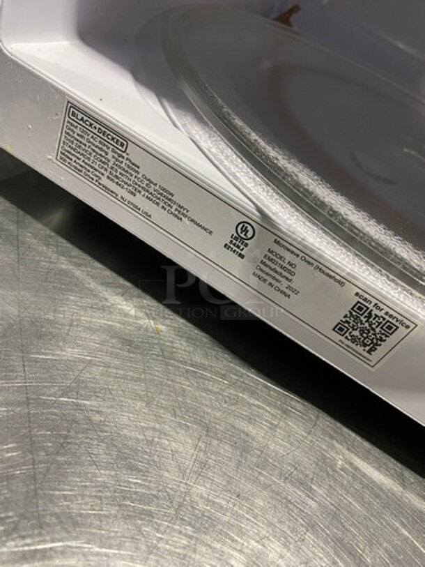 LATE MODEL! 2022 Black & Decker Countertop Microwave Oven! Model: EM031M2SD 120V 60HZ 1 Phase - Image 6 of 8