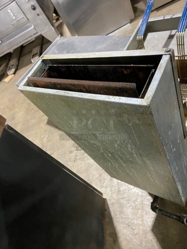 Pitco Frialator Commercial Natural Gas Powered Deep Fat Fryer! With 2 Metal Frying Baskets! All Stainless Steel! On Legs! Model: 45C SN: G18MB085404 - Image 4 of 9