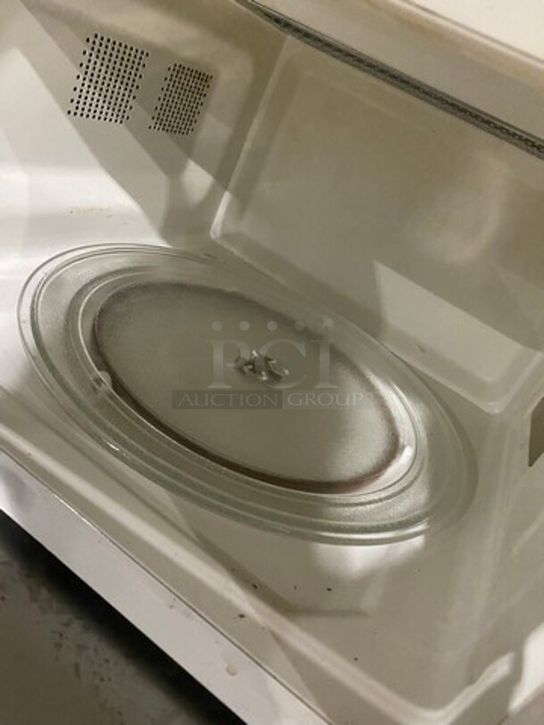 Oaster Couter Top Microwave Oven! Model OGB61303G! 120V 1Phase! - Image 6 of 8