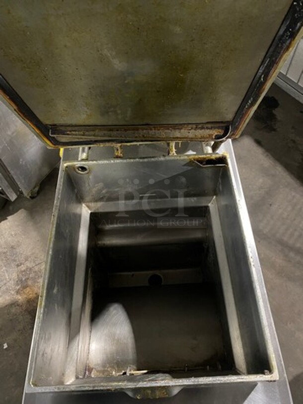 Henny Penny Commercial Natural Gas Powered Pressure Fryer! All Stainless Steel! On Casters! MODEL 600C SERIAL:AN1012010 120V 1PH - Image 6 of 12