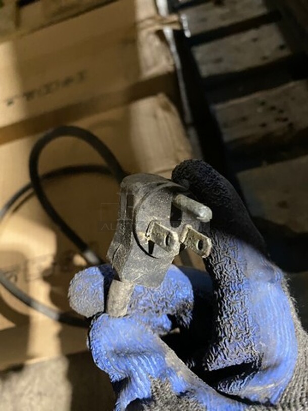 Commercial Drink Vending Machine! 8 Drink Selections! With Bill And Coin Acceptor! Suitable For Indoor And Outdoor Use! - Image 5 of 7