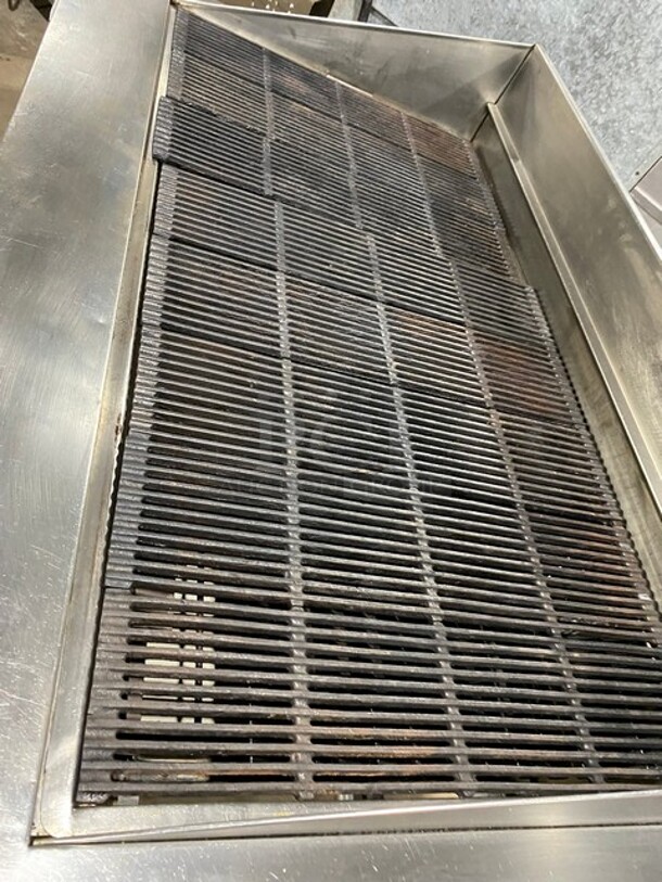All Stainless Steel Commercial Natural Gas Powered Char Broiler Grill! With Back And Side Splashes! All Stainless Steel Stand ! On Commercial Casters! - Image 5 of 9