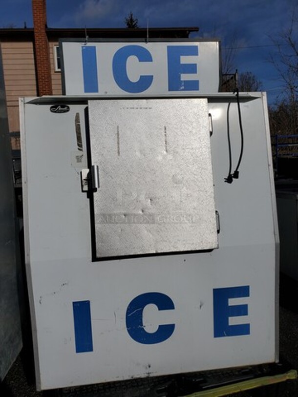 STARRETT M380CW Outdoor Cold Wall Ice Merchandiser with Slanted Front and Galvanized Steel Door, 48WX36DX68H