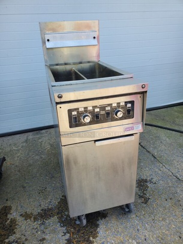 Frymaster  MJH50-2SD 50 lb. Split Pot High Efficiency Electric Floor Fryer with Computer Magic Controls|Natural Gas|120V/Single Phase - Image 2 of 7