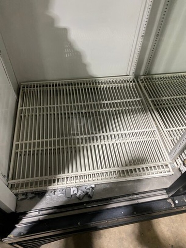 True Commercial 3 Door Reach In Cooler Merchandiser! With View Through Doors! Poly Coated Racks! Model: GDM69 SN: 4009937 115V 60HZ 1 Phase - Image 5 of 9
