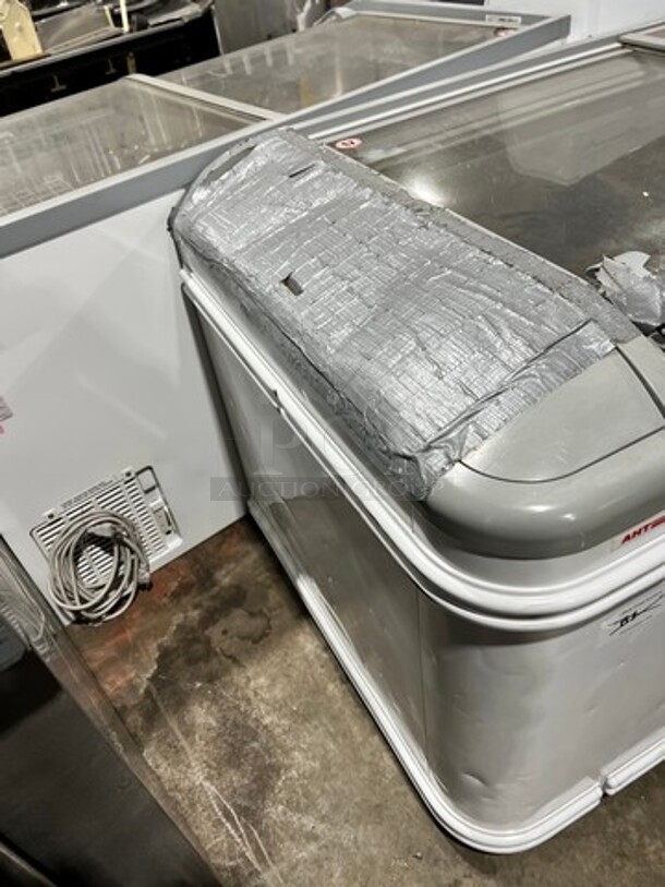 AHT Commercial Reach Down Chest Freezer Display Merchandiser! Model: PARIS185 SN: 28078500000124 110/120V 60HZ 1 Phase - Image 2 of 9