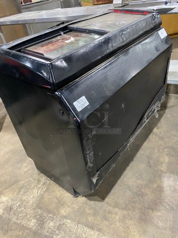 Beverage Air Commercial Reach Down Chest Cooler Display Merchandiser! Model: EZA84LD 115V 60HZ 1 Phase - Image 2 of 7