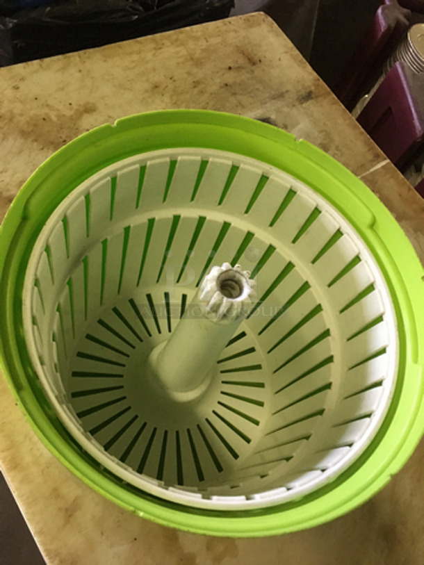 Green Poly Salad Spinner! - Image 2 of 6