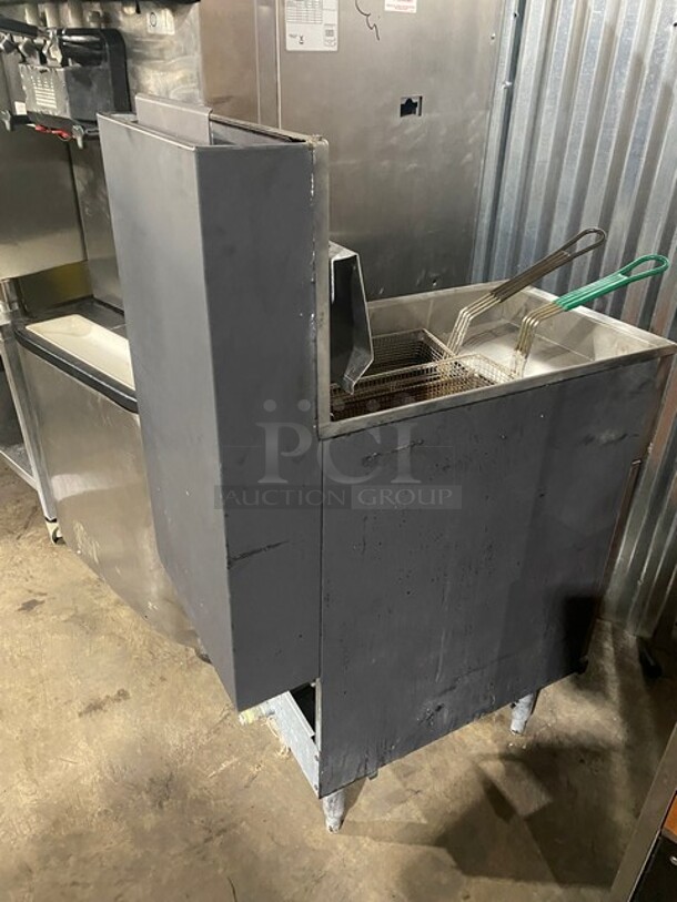 Pitco All Stainless Steel Commercial Natural Gas Powered Deep Fat Fryer! With Backsplash! With 2 Metal Frying Baskets! On Legs! MODEL 40S SN: G17JB061150  - Image 4 of 10