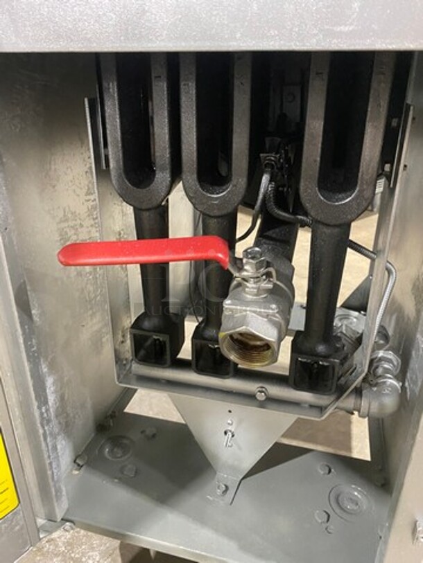 Apexra Commercial Natural Gas Powered Deep Fat Fryer! With 2 Metal Frying Baskets! All Stainless Steel! On Legs! - Image 7 of 9