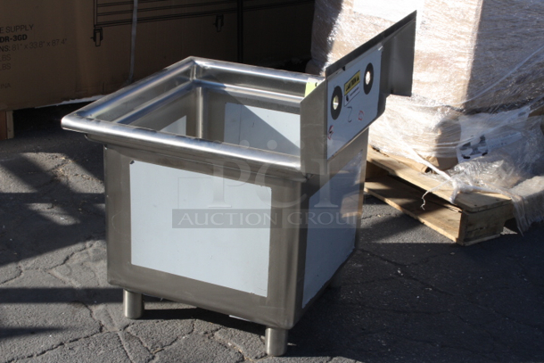 BRAND NEW SCRATCH & DENT! Regency 600S1181818 23" 16-Gauge Stainless Steel One Compartment Commercial Sink with Stainless Steel Legs, without Drainboard - 18" x 18" x 14" Bowl - Image 4 of 7