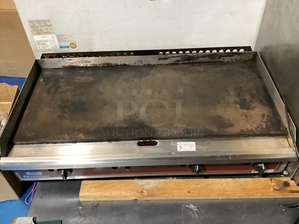 Southbend Flat Griddle 4-Burner, Natural Gas. TESTED AND WORKING 
48 x 27-½ x 11-1/2


 - Image 2 of 3
