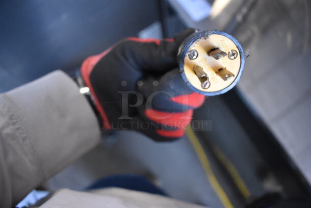 True GDM-69 Metal Commercial 3 Door Reach In Cooler Merchandiser w/ Poly Coated Racks. 115 Volts, 1 Phase. Tested and Working! - Image 7 of 7