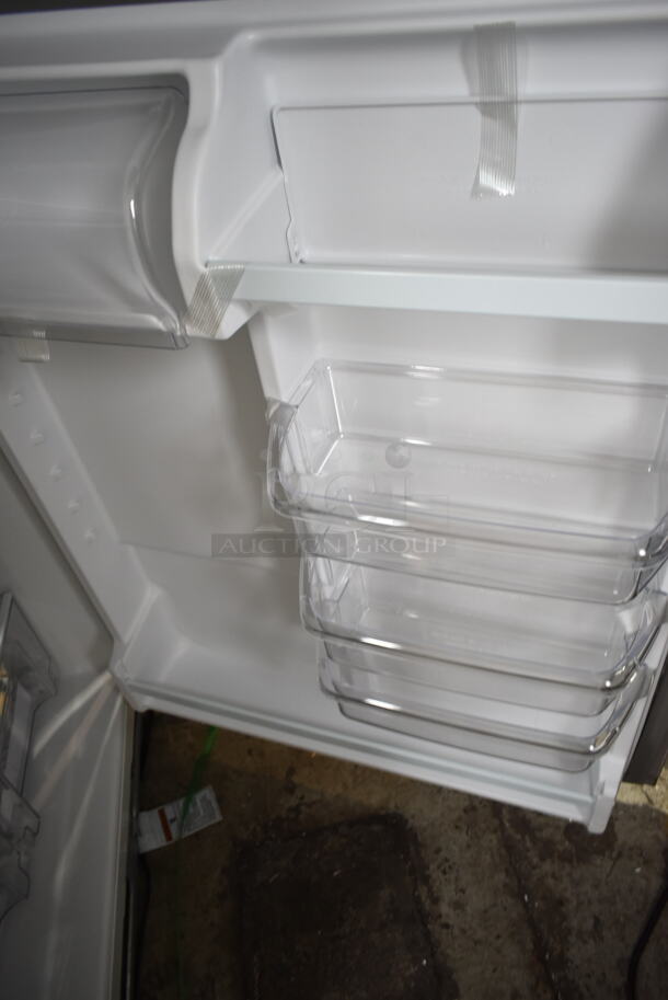 BRAND NEW SCRATCH AND DENT! 2023 Whirlpool WRT311FZDM02 Stainless Steel Cooler Freezer Combo. 115 Volts, 1 Phase. Tested and Powers On But Does Not Get Cold - Image 7 of 8