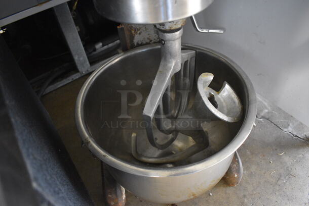 Hobart Model A-200 Metal Commercial Countertop 20 Quart Planetary Mixer w/ Metal Mixing Bowl, Paddle and Dough Hook Attachments. 115 Volts, 1 Phase. 16x19x30. Tested and Working! - Image 4 of 6