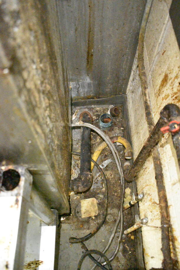 Hobart D 300 Metal Commercial Floor Style 30 Quart Planetary Dough Mixer w/ Mixing Bowl, Paddle and 2 Whisk Attachments. 115 Volts, 1 Phase. This Unit Was In Working Condition When the Restaurant Closed. (kitchen) - Image 3 of 5