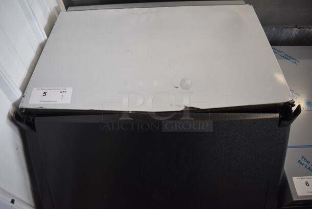 BRAND NEW SCRATCH AND DENT! Avantco Ice 194UCH160A Stainless Steel Commercial Self Contained Undercounter Half Cube Ice Machine. 115 Volts, 1 Phase. - Image 7 of 9